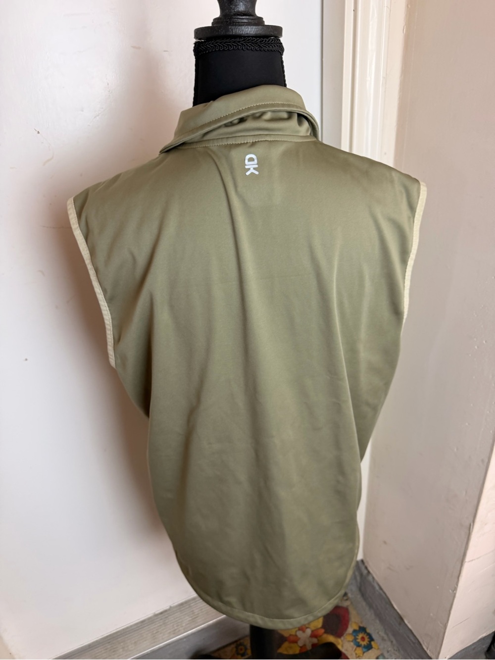 Unbranded Sleeveless Golf Vest in Olive with Contrast Trim